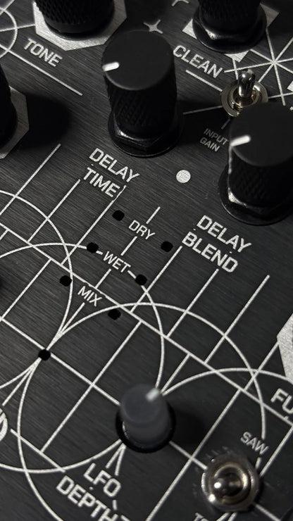 Animal Factory Amplification Dirty Mirror – Dual Fuzz Distortion with Modulated Delay